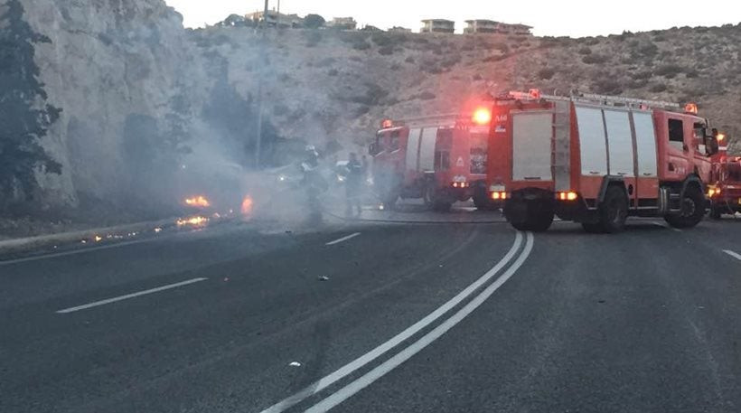 Αυτοκίνητο άρπαξε φωτιά μετά από τροχαίο στη Βάρκιζα (βίντεο)